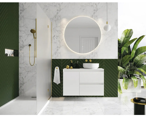 Salle de bain moderne avec douche, meuble-lavabo, miroir rond et plantes