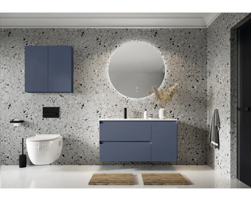 Modernes Badezimmer mit Waschtisch, Spiegelschrank und Toilette vor einer Wand mit Steinmuster