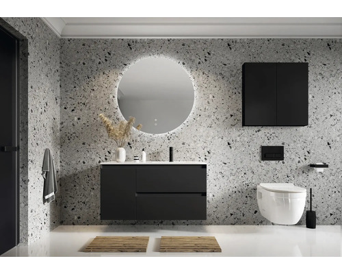 Salle de bains moderne avec lavabo, miroir, armoire suspendue et toilettes devant un mur à motifs