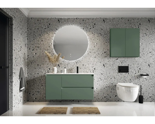 Salle de bains moderne avec meuble sous-lavabo, miroir, armoire suspendue et WC devant un mur à motifs