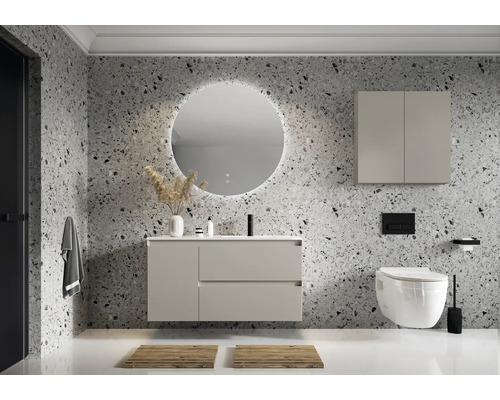 Modernes Badezimmer mit Waschtisch, Spiegel, Toilette und Aufbewahrungsmöbeln vor einer gemusterten Wand