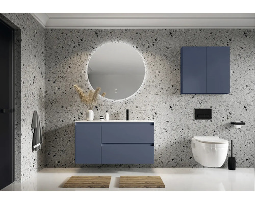 Modernes Badezimmer mit Waschtisch, Spiegelschrank, Toilette und Dekoration.