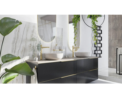 Badezimmer mit Waschtischunterschrank, Aufsatzwaschbecken und Spiegel