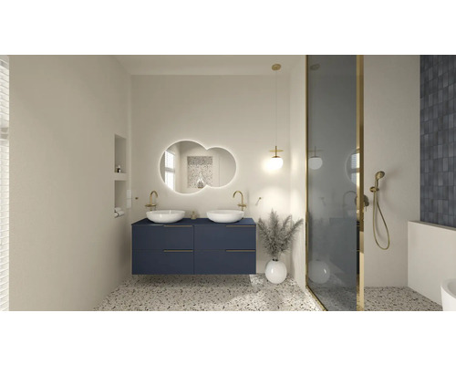 Salle de bain lumineuse avec double vasque, armoire de toilette et douche