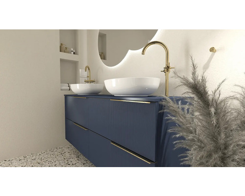 Salle de bains avec meuble-lavabo bleu, deux vasques à poser et robinetterie dorée