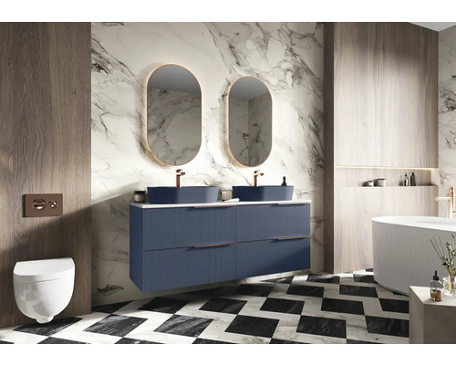 Salle de bain moderne avec double vasque, miroirs ovales et motif en damier noir et blanc
