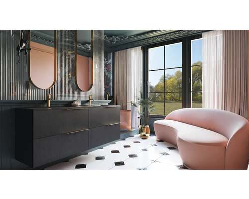 Modernes Badezimmer mit Waschtisch, Spiegeln und Sitzgelegenheit vor dem Fenster.