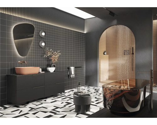 Modernes Badezimmer mit Badewanne, Waschtisch, Spiegel und gemusterten Fliesen