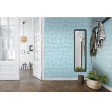 Couloir avec papier peint à motifs bleus, miroir, porte-manteau et parquet