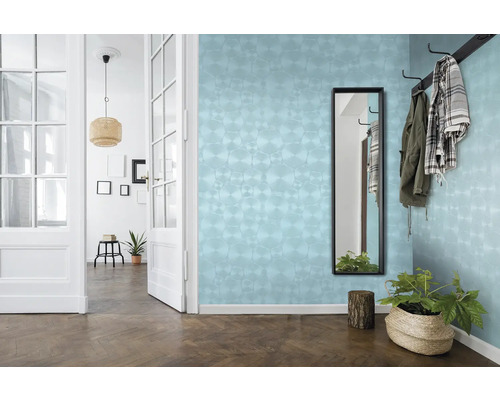 Couloir avec papier peint à motifs bleus, miroir, porte-manteau et parquet