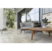 Terrasse avec coin salon, table et hamac