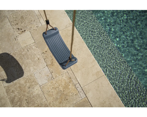 Kunststoffsitzschaukel mit Seilen neben einem Pool