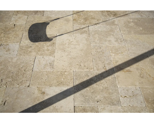 Bodenfliesen aus Travertin mit Schattenmuster