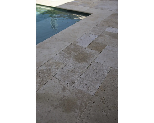 Poolumrandung aus Natursteinfliesen