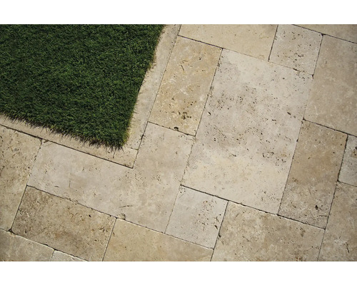 Verlegung von Travertinplatten mit Gras