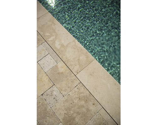 Detailansicht von Travertin Poolplatten am Beckenrand