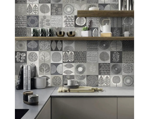 Küchenwand mit dekorativen Fliesen mit Pflanzenmotiven und Holzregalen