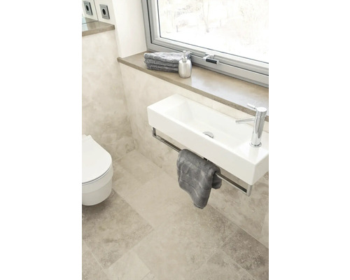 Modernes Badezimmer mit Waschbecken, Toilette und Handtüchern