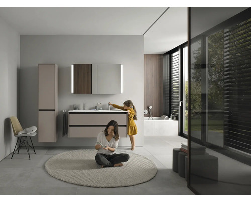 Salle de bains moderne avec meuble-lavabo, armoire de toilette, armoire haute et famille