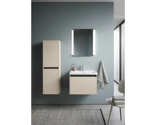 Modernes Badezimmer mit Waschtisch, Spiegelschrank und Hochschrank
