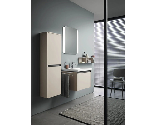 Badezimmer mit Waschtisch, Spiegelschrank und Hochschrank für ein helles und aufgeräumtes Ambiente