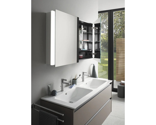 Salle de bains moderne avec double vasque, meuble sous-vasque et armoire de toilette avec intérieur