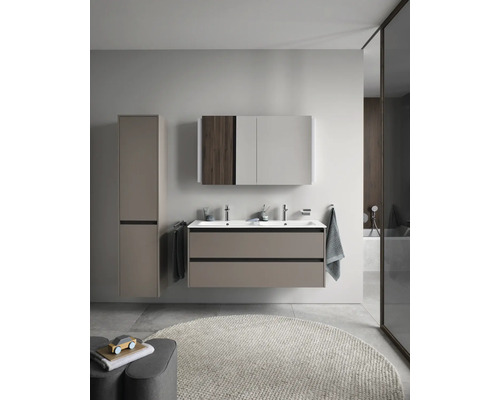 Salle de bains moderne avec meuble-lavabo, armoire de toilette et armoire haute