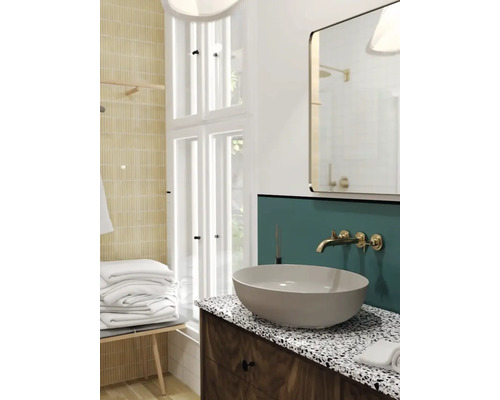 Salle de bain lumineuse avec lavabo, miroir et serviettes