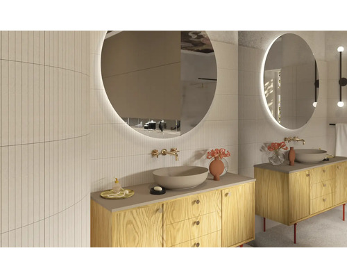 Salle de bains avec deux lavabos, miroirs ronds avec éclairage et carreaux muraux