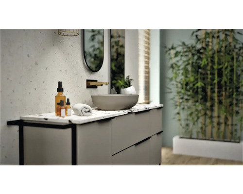 Salle de bain avec meuble-lavabo, miroir, serviette et produits cosmétiques