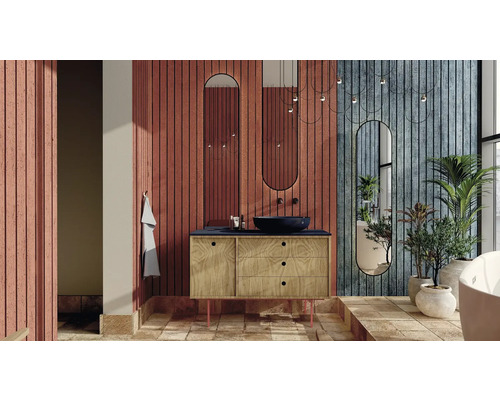 Salle de bains avec meuble-lavabo, miroirs, plantes et revêtement mural décoratif pour un espace moderne.