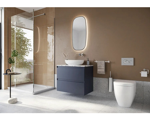 Salle de bain lumineuse avec douche, meuble-lavabo, miroir et toilettes.