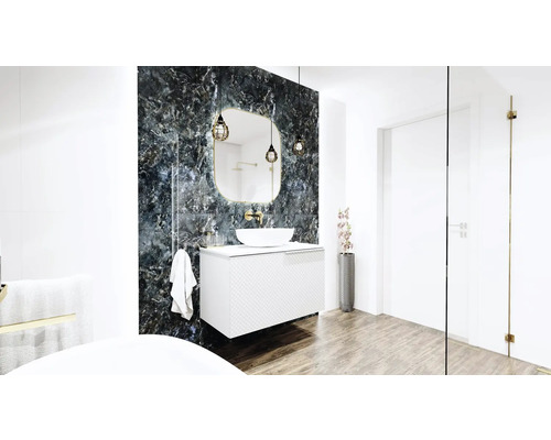 Salle de bain moderne avec meuble-lavabo, miroir et éclairage