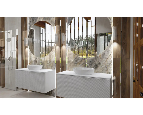 Salle de bains avec deux lavabos, miroirs et cabine de douche pour une ambiance claire et organisée.