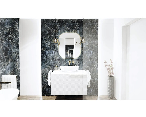 Salle de bain moderne avec lavabo, miroir et mur en marbre