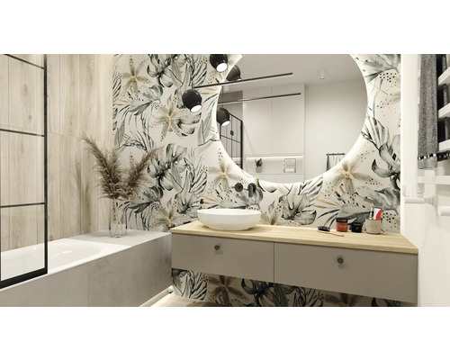 Salle de bain moderne avec baignoire, meuble-lavabo, miroir et papier peint floral pour une ambiance lumineuse