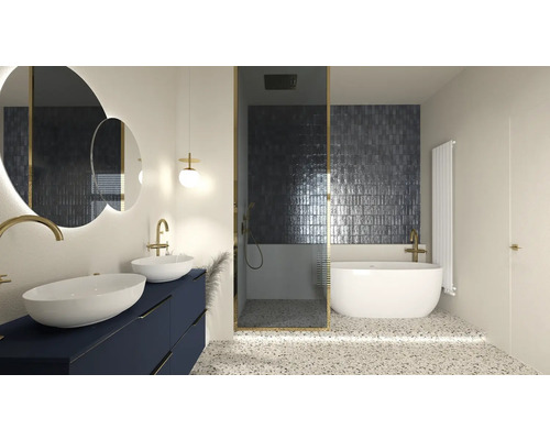 Salle de bain moderne avec douche, baignoire, lavabo et miroir