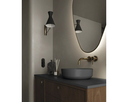 Meuble-lavabo de salle de bains avec lavabo à poser, robinet mural, miroir et applique murale.