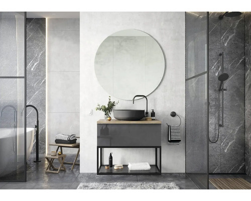 Salle de bains moderne avec lavabo, miroir, douche et baignoire.