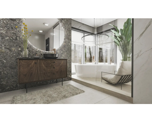 Salle de bain lumineuse avec meuble-lavabo, miroir, baignoire et fauteuil.