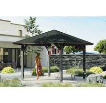 Pavillon dans le jardin avec femme et éléments décoratifs