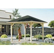 Holzpavillon mit Frau im Garten