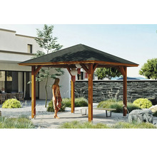 Holzpavillon mit Frau in einem Garten