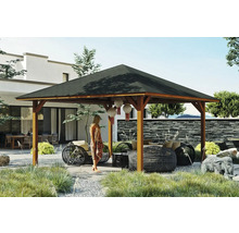 Pavillon carré en bois avec toit foncé dans un jardin paysager.