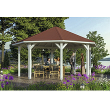 Scène de jardin avec pavillon en bois, table et chaises sur une terrasse