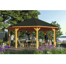 Pavillon de jardin en bois avec carton bitumé dans le jardin avec des invités