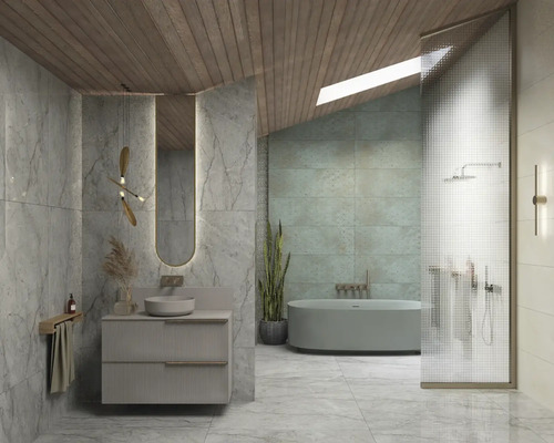 Salle de bains lumineuse avec baignoire, meuble sous-vasque et éléments en bois au plafond