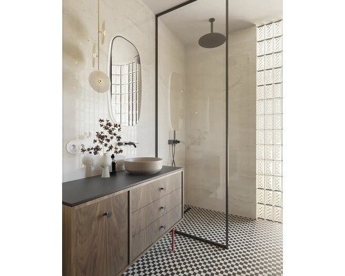 Salle de bains moderne avec lavabo, miroir, douche et motif à damier noir et blanc