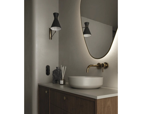 Salle de bains avec lavabo, applique murale et miroir