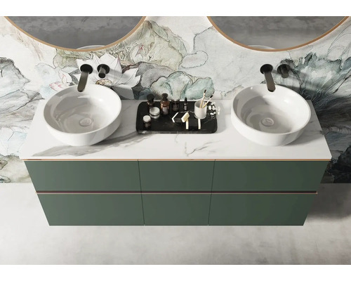 Doppelwaschtisch mit zwei Aufsatzwaschbecken auf einem Waschtischunterschrank mit Marmorplatte.